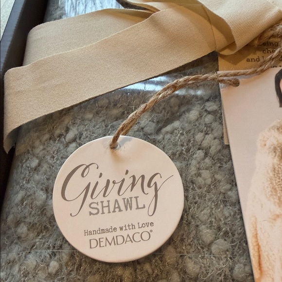 DEMDACO Handmade with Love Giving Shawl With Pockets - Sage. NWT in gift box - Picture 7 of 12